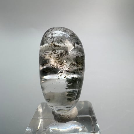 【ガネッシュヒマール産】クローライト&バイオタイトインヒマラヤ水晶"手磨き加工"勾玉/Ganesh Himal Chlorite Biotite in Magatama