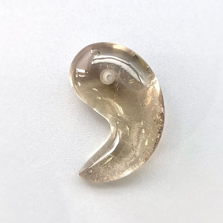 ガウリシャンカール産天然スモーキークォーツ"手磨き加工"勾玉ビーズ1⃣ Gaurishankar Himalayan Smoky  Quartz Magatama
