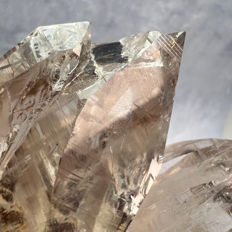 【ガネッシュヒマール産】バイオタイト&雲母入り天然ヒマラヤ水晶/Ganesh Himal Biotite & Mica in Himalayan Quartz