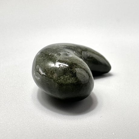 【ガネッシュヒマール産】クローライトインヒマラヤ水晶"手磨き加工"勾玉ビーズ/Ganesh Himal Chlorite in Himalayan Quartz Magatama
