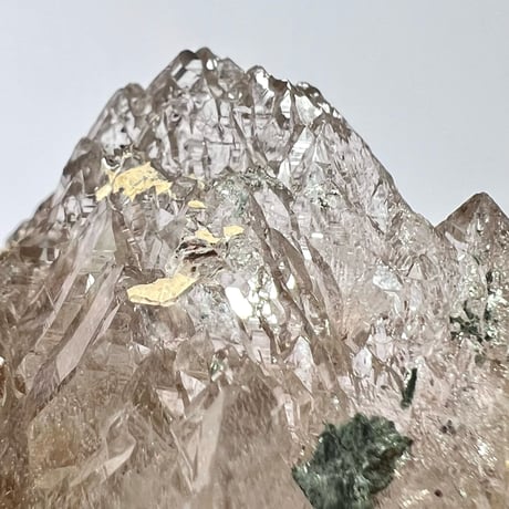 【ガネッシュヒマール産】バイオタイト&フックサイト入り天然ヒマラヤ水晶/Ganesh Himal Biotite&Fuchsite in Himalayan Quartz
