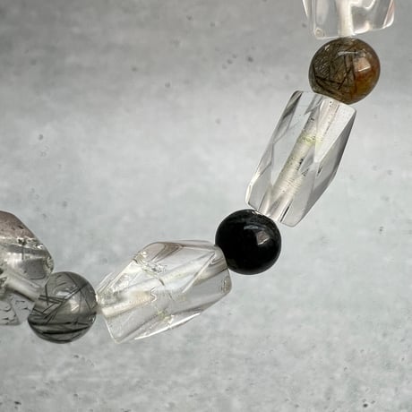 【デザインブレスレット】カイラス産×ガネッシュヒマール産アクチノライトビーズ/Kailash×Ganesh Himal Actinolite in Himalayan Quartz
