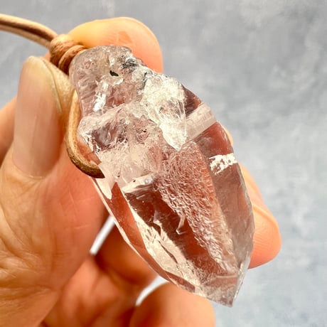 【カイラス産】天然ヒマラヤ水晶革紐付きペンダント④/Kailash Himalayan Quartz Pendant