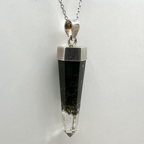 【ガネッシュヒマール産】天然クローライトインヒマラヤ水晶ペンダントトップ/Ganesh Himal Chlorite in Himalayan Quartz Pendant Top