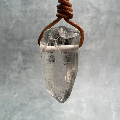 【カイラス産】天然ヒマラヤ水晶革紐付きペンダント/Kailash Himalayan Quartz Pendant