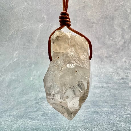 【カイラス産】天然ヒマラヤ水晶革紐付きペンダント/Kailash Himalayan Quartz Pendant