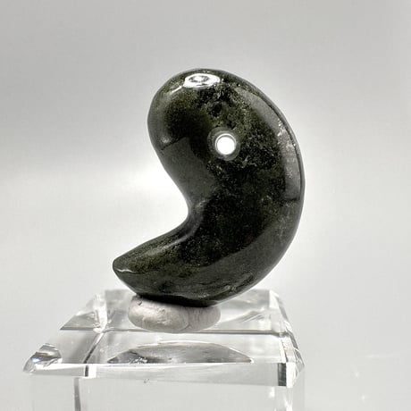 【ガネッシュヒマール産】クローライトインヒマラヤ水晶"手磨き加工"勾玉ビーズ/Ganesh Himal Chlorite in Himalayan Quartz Magatama