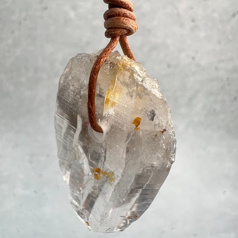 ライモナイトインガネーシュヒマール ガネッシュヒマール産】リモナイトイン天然ヒマラヤ水晶ペンダント①