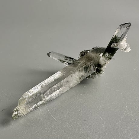 【ガネッシュヒマール産】アクチノライト&クローライトイン天然ヒマラヤ水晶ミニポイント"OO"/Ganesh Himal Actinolite&Chlorite in Himalayan