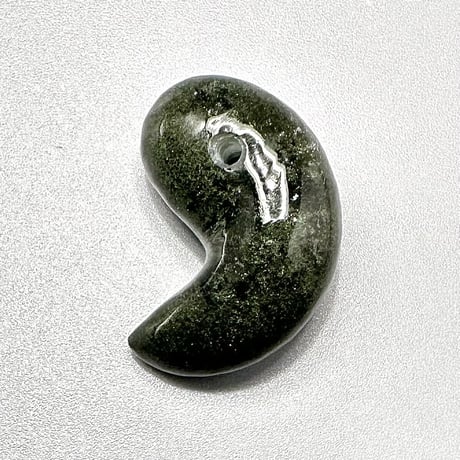 【ガネッシュヒマール産】クローライトインヒマラヤ水晶"手磨き加工"勾玉ビーズ/Ganesh Himal Chlorite in Himalayan Quartz Magatama