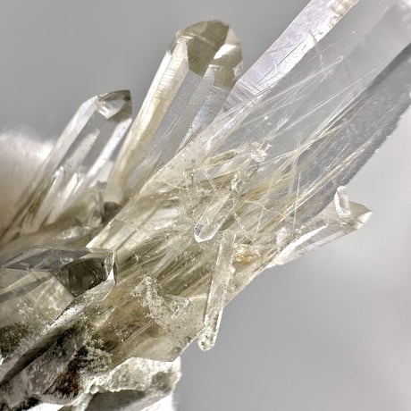 【ガネッシュヒマール産】アクチノライト&クローライトイン天然ヒマラヤ水晶ミニポイント"UU"/Ganesh Himal Actinolite&Chlorite in Himalayan Quartz