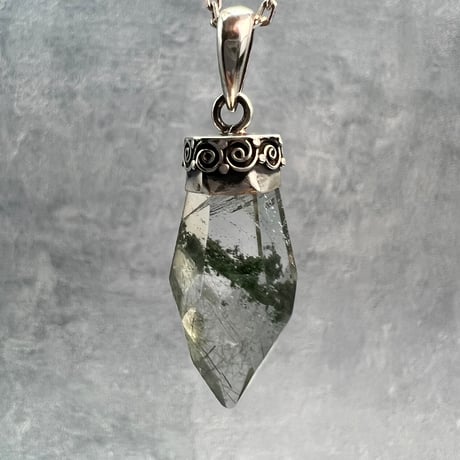 【ガネッシュヒマール産】アクチノライト&クローライト天然ヒマラヤ水晶ペンダントトップ①/Ganesh Himal Actinorite in Himalayan Quartz Pendant Top