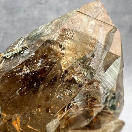 【ガネッシュヒマール産】バイオタイト&フックサイト入り天然ヒマラヤ水晶/Ganesh Himal Biotite&Fuchsite in Himalayan Quartz