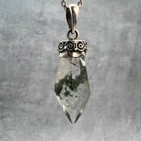 【ガネッシュヒマール産】アクチノライト&クローライト天然ヒマラヤ水晶ペンダントトップ/Ganesh Himal Actinorite in Himalayan Quartz Pendant Top