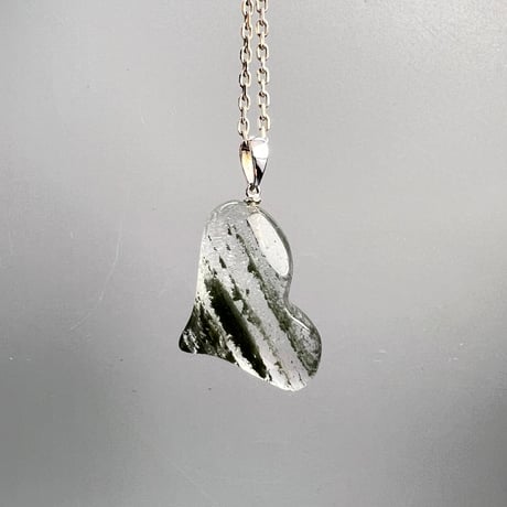 【ガネッシュヒマール産】クローライトインヒマラヤ水晶"ハート型ペンダントトップ"/Ganesh Himal Chlorite in "Heat Pendant Top"