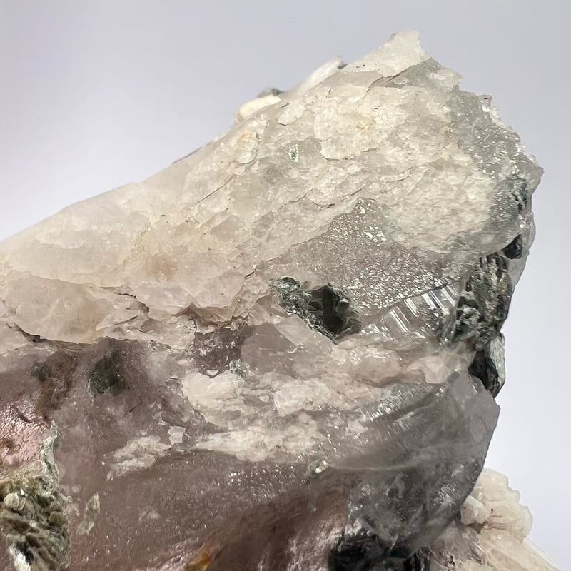 ガネーシュヒマール産バイオタイト&フックサイト入り天然ヒマラヤ水晶