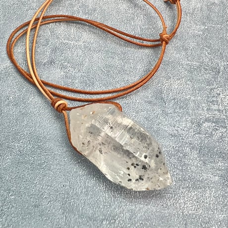 【カイラス産】天然ヒマラヤ水晶革紐付きペンダント/Kailash Himalayan Quartz Pendant