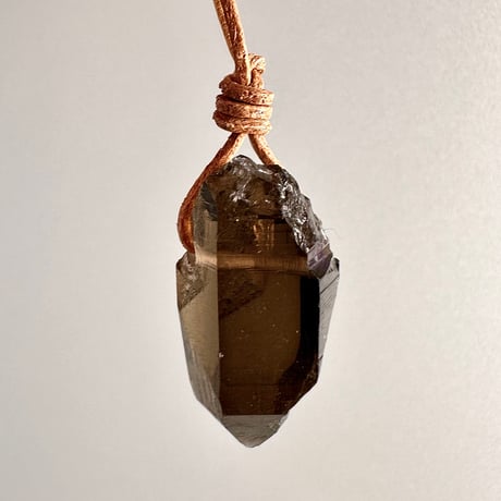 ガウリシャンカール産天然ヒマラヤスモーキークォーツ革紐ペンダント/GauriShankar Himalayan Smoky Quartz Pendant