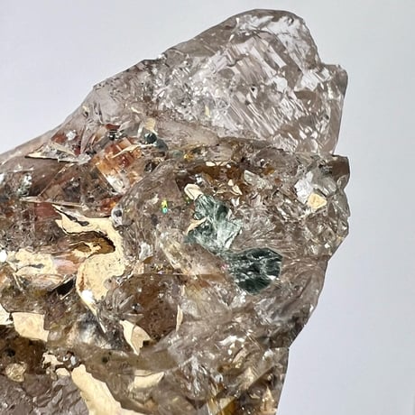 【ガネッシュヒマール産】バイオタイト&フックサイト入り天然ヒマラヤ水晶/Ganesh Himal Biotite&Fuchsite in Himalayan Quartz