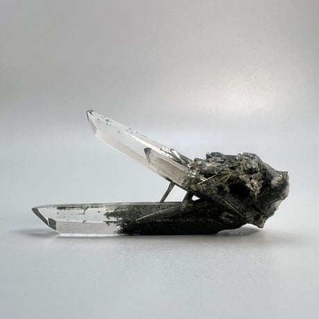 【ガネッシュヒマール産】クローライトイン天然ヒマラヤ水晶ミニクラスター/Ganesh Himal  Chlorite in Himalayan Quartz Mini Cluster