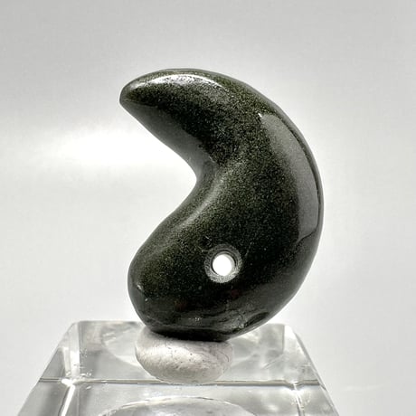 【ガネッシュヒマール産】クローライトインヒマラヤ水晶"手磨き加工"勾玉ビーズ/Ganesh Himal Chlorite in Himalayan Quartz Magatama