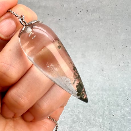 【ガネッシュヒマール産】クローライト入り天然ヒマラヤ水晶"手磨き加工"ペンデュラム④/Ganesh Himal Chlorite in Himalayan Quartz Pendulum