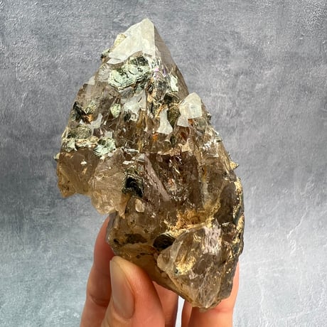 【ガネッシュヒマール産】バイオタイト&フックサイト入り天然ヒマラヤ水晶/Ganesh Himal Biotite&Fuchsite in Himalayan Quartz