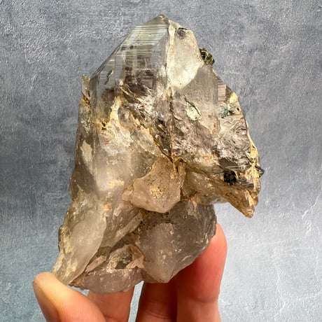【ガネッシュヒマール産】バイオタイト&フックサイト入り天然ヒマラヤ水晶/Ganesh Himal Biotite&Fuchsite in Himalayan Quartz