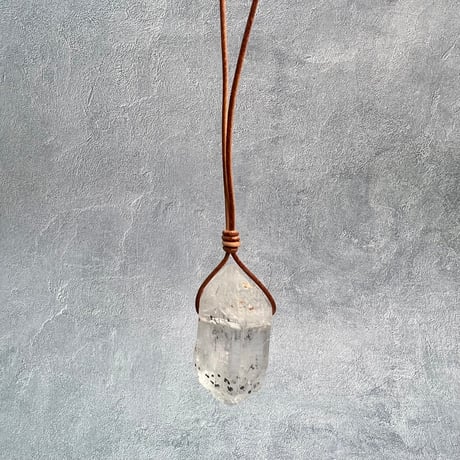 【カイラス産】天然ヒマラヤ水晶革紐付きペンダント/Kailash Himalayan Quartz Pendant