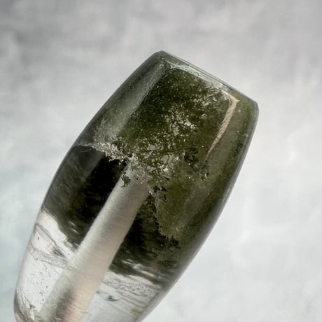 【ガネッシュヒマール産】クローライトイン天然ヒマラヤ水晶 樽型ビーズ⑯/Ganesh Himal Chlorite in Himalayan Quartz barrel beads