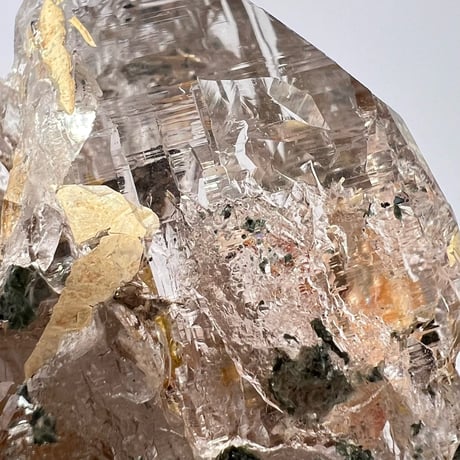 【ガネッシュヒマール産】バイオタイト&フックサイト入り天然ヒマラヤ水晶/Ganesh Himal Biotite&Fuchsite in Himalayan Quartz