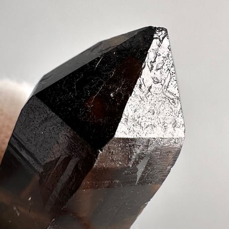 ガウリシャンカール産天然ヒマラヤスモーキークォーツ革紐ペンダント/GauriShankar Himalayan Smoky Quartz Pendant