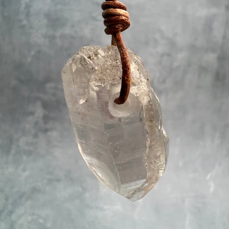 【カイラス産】天然ヒマラヤ水晶革紐付きペンダント/Kailash Himalayan Quartz Pendant
