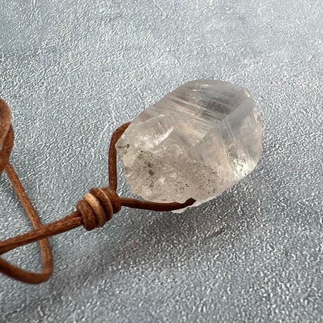 【カイラス産】天然ヒマラヤ水晶革紐付きペンダント/Kailash Himalayan Quartz Pendant