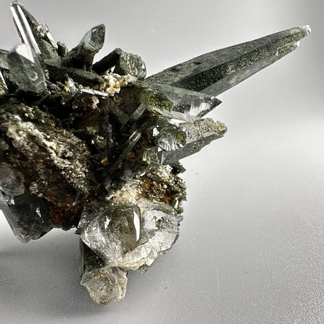 ガネッシュヒマール産クローライト&リモナイト入り天然ヒマラヤ水晶 クラスター③ Ganesh Himal  Chlorite&Limonite in Himalayan Quartz Cluster
