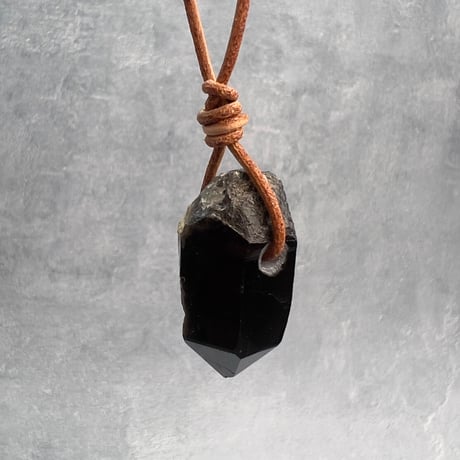 【ガウリシャンカール産】天然ヒマラヤスモーキークォーツ革紐ペンダント①/GauriShankar Himalayan Smoky Quartz Pendant