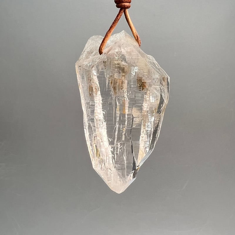 ヒマラヤ水晶 ガネッシュヒマール ＊ マクラメペンダント 29 ガネッシュヒマール産】ヒマラヤ水晶の天然石マクラメペンダント[PEN