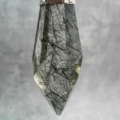 【ガネッシュヒマール産】アクチノライトイン天然ヒマラヤ水晶ペンダントトップ/Ganesh Himal Actinorite in Himalayan Quartz Pendant Top