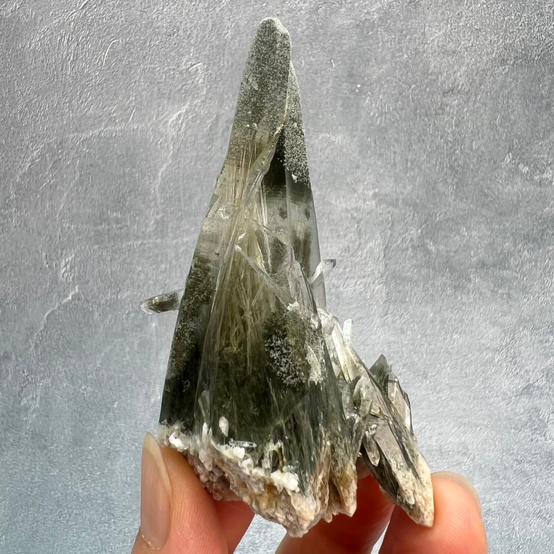 アクチノライトインクォーツ　ガネーシュヒマール産水晶　手磨き　ヒマラヤ　ネパール ガネッシュヒマール産】アクチノライト&クローライトイン天然