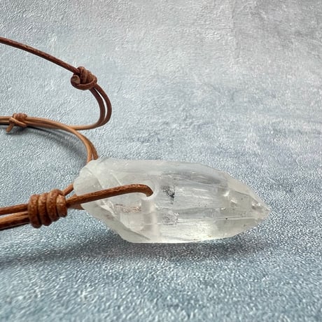 【カイラス産】天然ヒマラヤ水晶革紐付きペンダント⑧/Kailash Himalayan Quartz Pendant