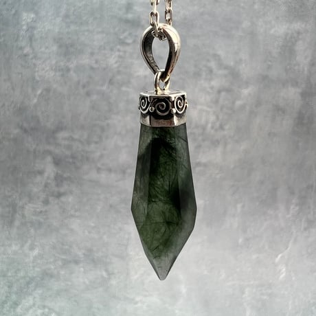 【ガネッシュヒマール産】アクチノライト&クローライト天然ヒマラヤ水晶ペンダントトップ⑦/Ganesh Himal Actinorite in Himalayan Quartz Pendant Top