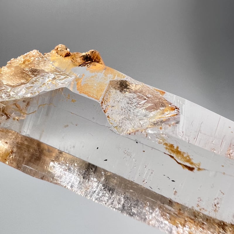 ガネッシュヒマール産リモナイトインヒマラヤ水晶ポイント