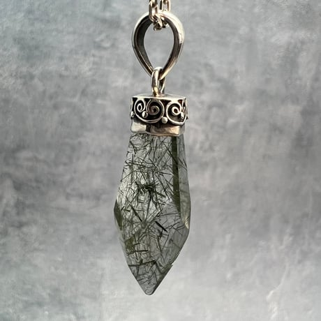 【ガネッシュヒマール産】アクチノライトイン天然ヒマラヤ水晶ペンダントトップ/Ganesh Himal Actinorite in Himalayan Quartz Pendant Top