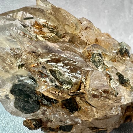 【ガネッシュヒマール産】バイオタイト&フックサイト入り天然ヒマラヤ水晶/Ganesh Himal Biotite&Fuchsite in Himalayan Quartz