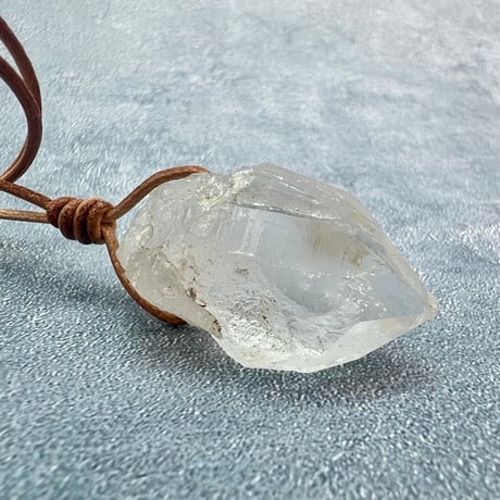 【カイラス産】天然ヒマラヤ水晶革紐付きペンダント⑦/Kailash Himalayan Quartz Pendant