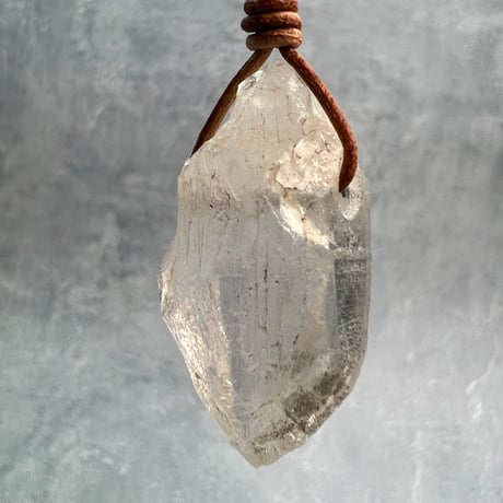 【カイラス産】天然ヒマラヤ水晶革紐付きペンダント/Kailash Himalayan Quartz Pendant