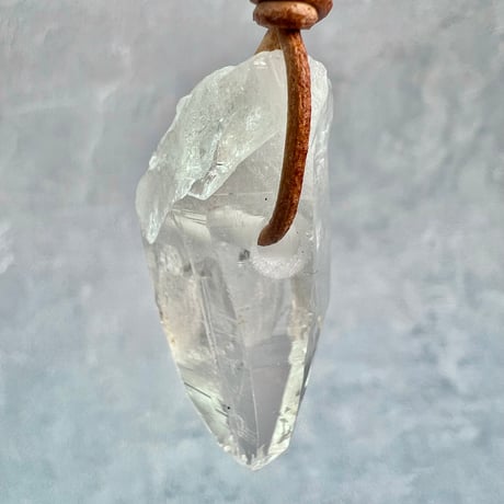 【カイラス産】天然ヒマラヤ水晶革紐付きペンダント⑧/Kailash Himalayan Quartz Pendant