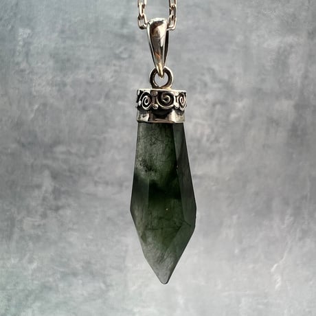 【ガネッシュヒマール産】アクチノライト&クローライト天然ヒマラヤ水晶ペンダントトップ⑦/Ganesh Himal Actinorite in Himalayan Quartz Pendant Top