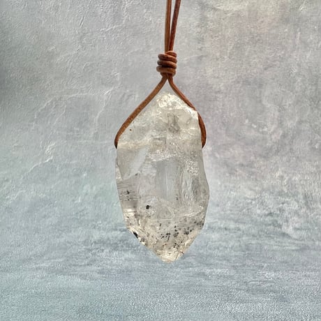 【カイラス産】天然ヒマラヤ水晶革紐付きペンダント/Kailash Himalayan Quartz Pendant