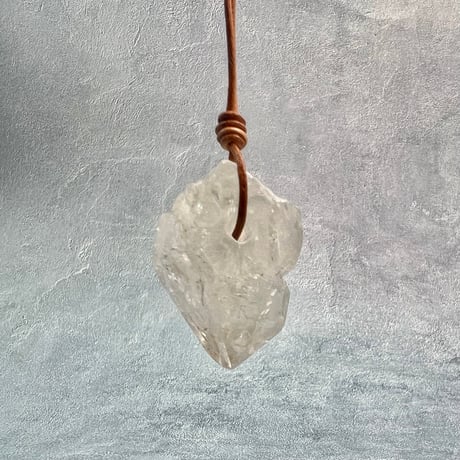 カイラス産】天然ヒマラヤ水晶革紐付きペンダント②/Kailash Himalayan Quartz Pendant